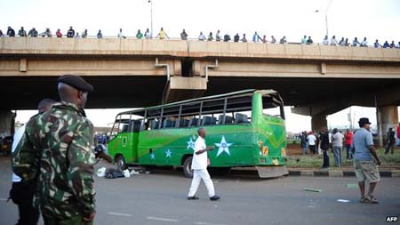 Các vụ nổ nhắm mục tiêu vào đường quốc lộ Thika đông đúc ở Đông Bắc thủ đô Nairobi.